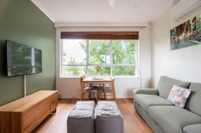 Maddox, 5min Walk to Train with Netflix and Parking, Melbourne